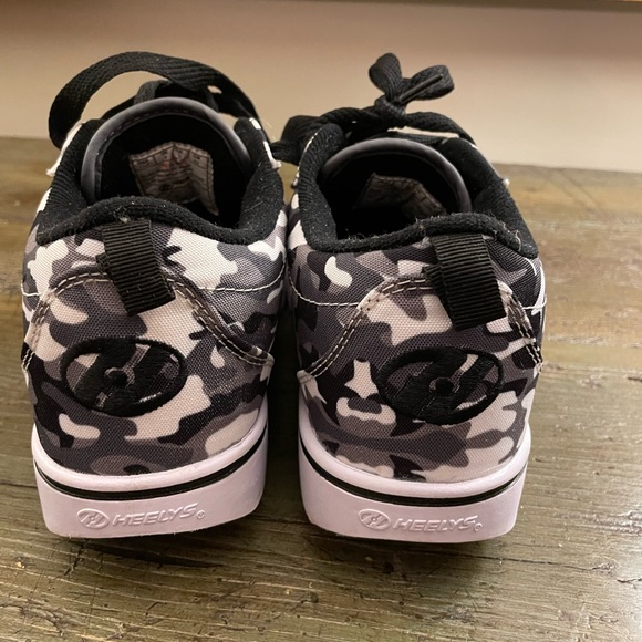 Kids Heely sneakers, gray camo. Sz Youth 4. Wore 1x on driveway. - Picture 3 of 4